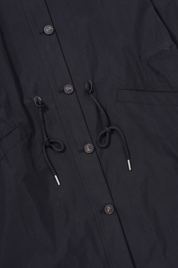 [에피그램 여성] 후드 스트링 롱코트는 캐주얼한 스타일의 여성용 아우터입니다. 네이비 컬러의 무지 디자인으로, 봄, 가을 시즌에 적합하며 일상복으로 활용하기 좋습니다. 롱 기장의 후드 코트로, 드롭숄더와 라글란 소매 디자인으로 편안한 착용감을 제공합니다. 허리 스트링과 버튼, 스트링 여밈 방식으로 다양한 스타일 연출이 가능하며, 오버핏과 A라인 핏으로 체형 커버에도 효과적입니다. 동네 마실룩, 산책룩, 가을 나들이룩 등 다양한 TPO에 맞춰 미니멀하고 클래식한 스타일을 완성해보세요.
