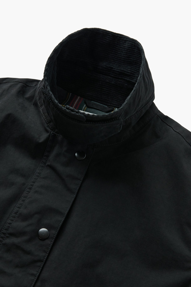 [epigram 여성] 코듀로이 카라 배색 재킷은 클래식한 무드의 여성용 아우터입니다. 힙을 덮는 미디엄 기장의 블랙 컬러 자켓으로, 간절기와 초겨울에 착용하기 좋습니다. 부드러운 코듀로이, 면혼방, 폴리혼방 소재로 제작되어 탄탄한 촉감과 두께감을 자랑하며, 래글런 소매와 세미 드롭 숄더 디자인으로 편안한 착용감을 선사합니다. 안쪽은 체크 패턴으로 포인트를 주었으며, 카라 비죠 디자인과 경량 충전재가 더해져 보온성을 높였습니다. 겨울 데일리룩, 출근룩, 모임룩 등 다양한 상황에 미니멀하고 시크하게 연출할 수 있습니다.
