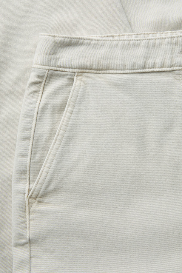 [epigram 여성] 기모 다잉 데님 팬츠는 포근한 겨울을 위한 캐주얼 데님 팬츠입니다. 부드러운 기모 안감과 두꺼운 두께감으로 뛰어난 보온성을 제공하며, 허리 뒷면 밴딩과 스판 혼용으로 편안한 착용감을 선사합니다. 슬림핏과 배기핏 두 가지 스타일로 출시되어, 데일리룩, 집콕룩, 동네 마실룩 등 다양한 TPO에 활용하기 좋습니다. 미니멀, 캐주얼, 클래식 스타일을 즐겨 입는 여성분들께 추천합니다.
