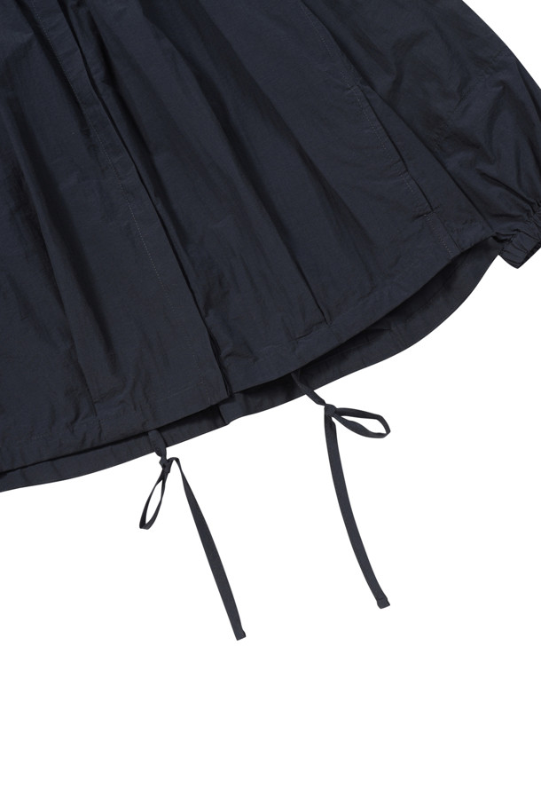 **에피그램 여성 스트링 볼륨 셔켓**은 캐주얼하고 미니멀한 스타일을 추구하는 여성 고객을 위한 상의입니다. 네이비 컬러의 무지 디자인으로, 봄, 여름 시즌에 활용하기 좋습니다. 라운드넥에 반소매 기장이며, 크롭 기장으로 시원한 느낌을 줍니다. 얇은 두께감과 스트링 및 셔링 디테일, 볼륨감 있는 실루엣이 특징이며, 세미 드롭 숄더와 스트링 조절로 다양한 핏을 연출할 수 있습니다. 데이트룩에 적합한 아이템입니다.
