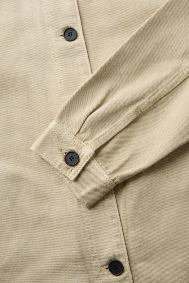 [epigram 여성] 코듀로이 카라 데님 셔켓은 베이직하고 캐주얼한 스타일을 연출하는 여성용 셔켓입니다. 봄, 가을 시즌에 적합하며, 레귤러 핏의 긴소매 디자인으로 편안하게 착용할 수 있습니다. 데님과 코듀로이 소재가 혼합되어 독특한 질감을 선사하며, 얇은 두께감으로 간절기에 활용하기 좋습니다. 카라 디테일과 사이드 포켓이 있어 실용성을 더하며, 스냅 버튼으로 간편하게 여밀 수 있습니다. 동네 마실룩이나 가을 나들이룩에 매치하여 미니멀하고 클래식한 스타일을 완성해 보세요.
