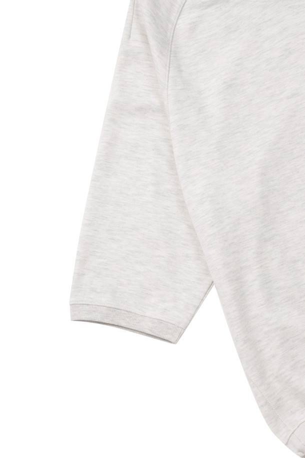 부드러운 면 소재의 스트링 포인트 맨투맨입니다. 7부 소매와 래글런 소매 디자인으로 활동성을 높였으며, 라운드넥과 밑단 스트링 디테일이 캐주얼한 무드를 더합니다. 립조직 넥라인 및 소맷단 마감으로 깔끔한 실루엣을 연출하며, 루즈핏으로 편안하게 착용 가능합니다. 일상, 여행, 집콕 등 다양한 상황에서 미니멀하고 시티보이 스타일을 연출해보세요. 그레이 컬러의 무지 디자인으로 어떤 옷에도 매치하기 용이합니다.
