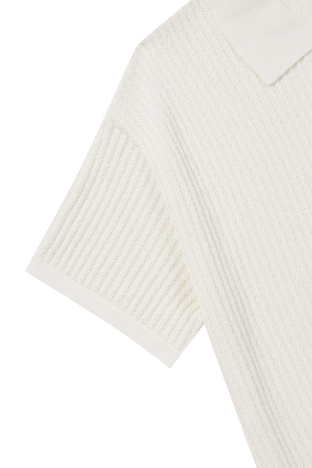 [에피그램 여성] 세미오버 크로쉐 반팔 니트는 여름 시즌에 시원하게 즐길 수 있는 여성용 상의입니다. 얇은 두께감의 니트 소재로 제작되어 통기성이 뛰어나며, 크로쉐 패턴과 슬릿 디테일, 요철감 있는 조직이 돋보입니다. 세미오버핏으로 편안하면서도 클래식하고 릴렉스한 무드를 연출하며, 카라 디자인이 페미닌한 느낌을 더합니다. 데이트룩, 카페룩, 여행룩 등 다양한 TPO에 맞춰 클래식, 미니멀, 리조트 스타일을 완성해보세요. 반소매 기장의 크롭 기장으로 시원함과 스타일리시함을 동시에 잡았습니다.
