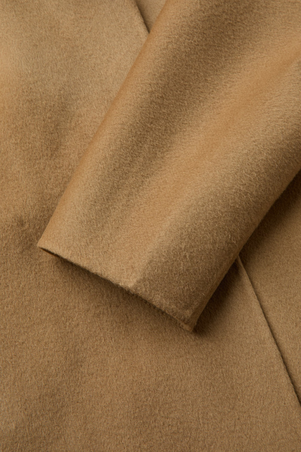 [epigram여성] 울캐시 블렌드 후드코트는 부드러운 울과 캐시미어 혼방 소재로 제작되어 포근한 착용감을 선사합니다. 베이지와 카멜 두 가지 컬러로 출시되었으며, 숄칼라 후드 디자인에 더블 버튼 여밈으로 클래식하고 세련된 분위기를 연출합니다. 루즈핏으로 편안함을 강조했으며, 데일리룩부터 포멀한 자리까지 폭넓게 활용 가능합니다. 가을, 겨울 시즌에 어울리는 두꺼운 두께감과 핸드메이드 봉제, 히든 포켓, 더블브레스티드 디테일이 돋보이는, 스타일리시한 여성용 아우터입니다. 출근룩, 모임룩, 데이트룩 등 다양한 TPO에 맞춰 클래식, 미니멀, 캐주얼 스타일을 완성해보세요.
