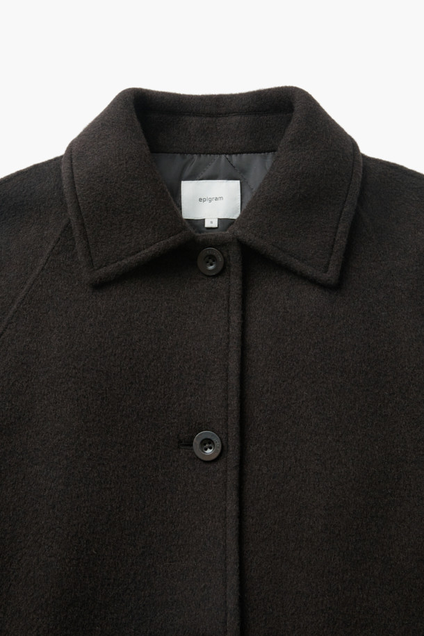 [epigram 여성] 울캐시 발마칸 롱코트는 부드러운 울과 캐시미어 혼방 소재로 제작되어 가을, 겨울 시즌에 따뜻하게 착용할 수 있는 여성용 발마칸 코트입니다. 블랙 컬러의 미니멀하고 클래식한 디자인으로, 출근룩, 오피스룩, 모임룩 등 다양한 TPO에 활용 가능합니다. 오버핏 실루엣에 롱 기장으로, 퀼팅 안감과 탈착 가능한 벨트, 등판 트임, 스트라이프 소매 안감 등의 디테일이 돋보입니다. 긴 소매와 두꺼운 두께감으로 보온성을 높였으며, 부드러운 촉감이 특징입니다. 버튼 여밈 방식으로 간편하게 착용할 수 있습니다.
