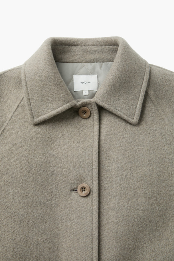 가을, 겨울 시즌을 위한 울캐시 발마칸 롱코트입니다. 베이지와 그레이 두 가지 컬러로 출시되었으며, 미니멀하고 클래식한 스타일을 연출합니다. 부드러운 촉감의 울과 캐시미어 혼방 소재로 제작되어 고급스러운 착용감을 선사합니다. 오버핏과 루즈핏 디자인으로 편안하게 착용 가능하며, 퀼팅 안감, 등판 뒤트임, 탈착 가능한 벨트 등의 디테일이 돋보입니다. 겨울 데일리룩, 오피스룩, 모임룩 등 다양한 TPO에 활용 가능하며, 소매 스트라이프 배색과 핸드메이드 봉제 디테일로 시크한 무드를 더했습니다.
