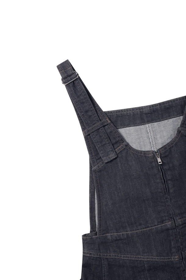 [epigram(에피그램) 여성] 논페이드 데님 오버롤 원피스는 캐주얼하고 미니멀한 스타일의 데님 오버롤 원피스입니다. 논페이드 생지 데님 소재로 제작되어 이염을 방지하며, 뻣뻣한 촉감이 특징입니다. A라인과 플레어 핏으로 여성스러운 실루엣을 연출하며, 어깨 끈 조절과 버클 장식으로 편안하게 착용할 수 있습니다. 뒷면 지퍼 디테일로 간편하게 탈착 가능하며, 네이비 컬러의 무지 디자인으로 어떤 옷에도 쉽게 매치할 수 있습니다. 동네 마실룩이나 쇼핑룩에 활용하기 좋습니다.
