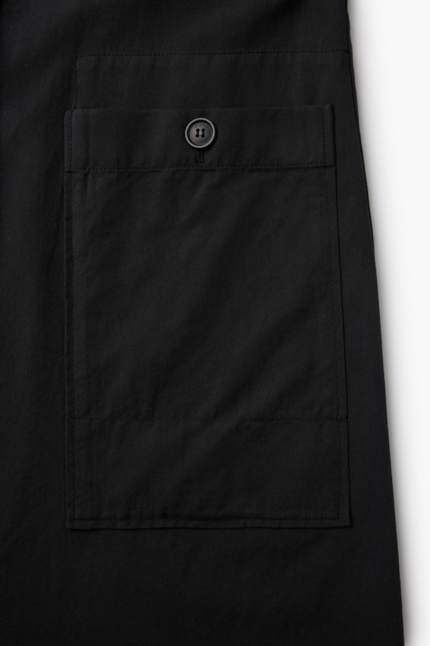 [epigram 여성] 레이어드 버튼 원피스는 간절기와 사계절 모두 활용 가능한 데일리 원피스입니다. 심플하고 미니멀한 블랙 컬러의 코튼 혼방 소재로 제작되어 탄탄한 촉감을 자랑하며, 여유 있는 A라인 핏으로 편안하게 착용할 수 있습니다. 라운드넥 디자인에 앞면 전체 버튼 여밈, 와이드 아웃포켓, 무릎을 덮는 기장감으로 실용성을 더했습니다. 레이어드 스타일 연출이 가능하여 카페룩, 쇼핑룩 등 다양한 TPO에 맞춰 미니멀, 클래식, 캐주얼 무드로 스타일링할 수 있습니다.
