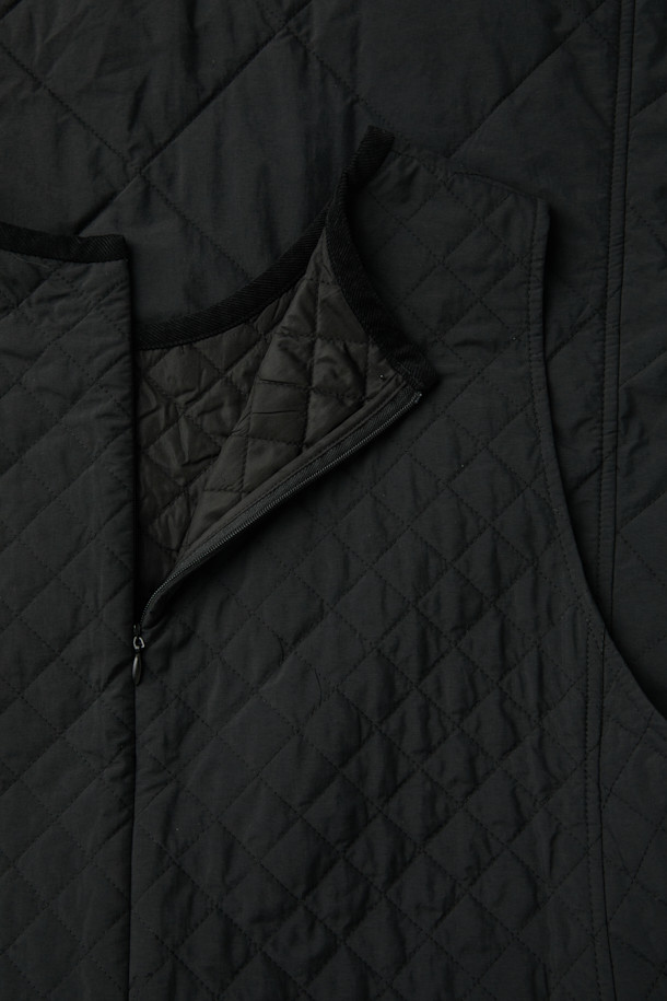 [epigram(에피그램) 여성] 퀼티드 플레어 원피스는 겨울철 데일리룩을 위한 미니멀하고 클래식한 스타일의 원피스입니다. 블랙 컬러의 폴리에스테르와 코듀로이 혼방 소재로 제작되었으며, 부드러운 촉감과 두꺼운 두께감으로 따뜻함을 선사합니다. 퀼팅 패턴의 플레어 치마 디자인과 슬림핏으로 여성스러운 실루엣을 연출하며, 라운드넥과 민소매 디자인이 특징입니다. 1oz 패딩 충전재, 허리 스트링, 사이드 포켓, 스냅 버튼 디테일이 더해져 보온성과 실용성을 동시에 갖춘 아이템입니다.
