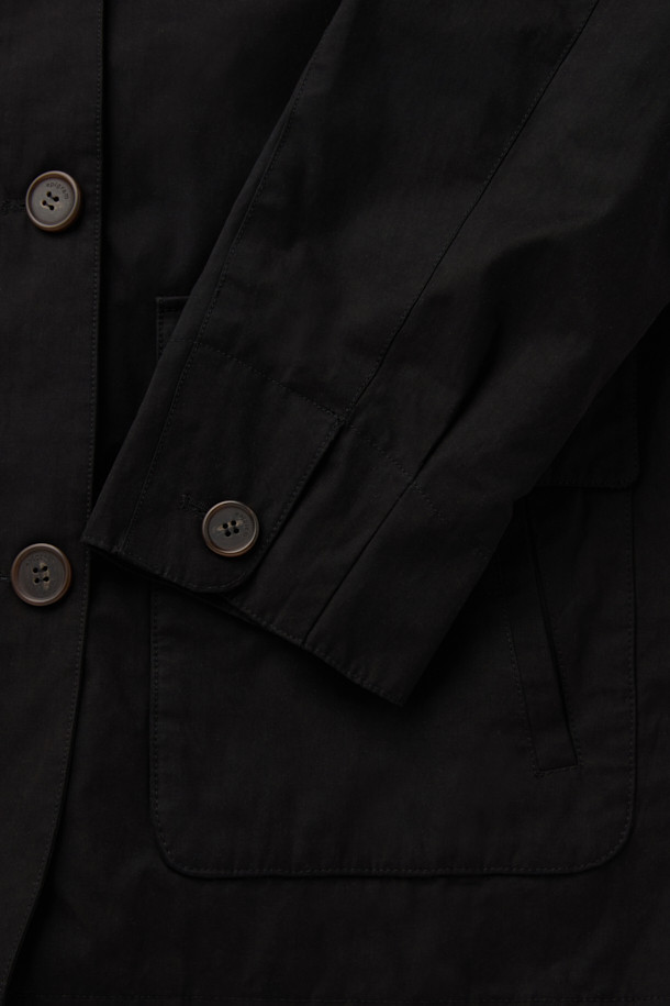 [epigram(에피그램) 여성] 니트 카라 플리츠 툭자켓은 클래식과 모던 무드를 동시에 자아내는 아우터입니다. 브라운, 블랙 두 가지 색상으로 출시되었으며, 간절기부터 초겨울까지 착용하기 좋습니다. 면, 나일론, 니트 혼방의 부드러운 촉감과 두꺼운 두께감으로 포근함을 선사하며, 래글런 소매, 세미 드롭 숄더, 플리츠 디테일이 특징입니다. 니트 카라와 체크 안감, Comfortemp® 충전재를 사용하여 보온성을 높였으며, 스트레이트 핏과 버튼 여밈 방식입니다. 겨울 데일리룩, 오피스룩, 모임룩 등 다양한 TPO에 미니멀, 시크 스타일로 연출하기 좋습니다.
