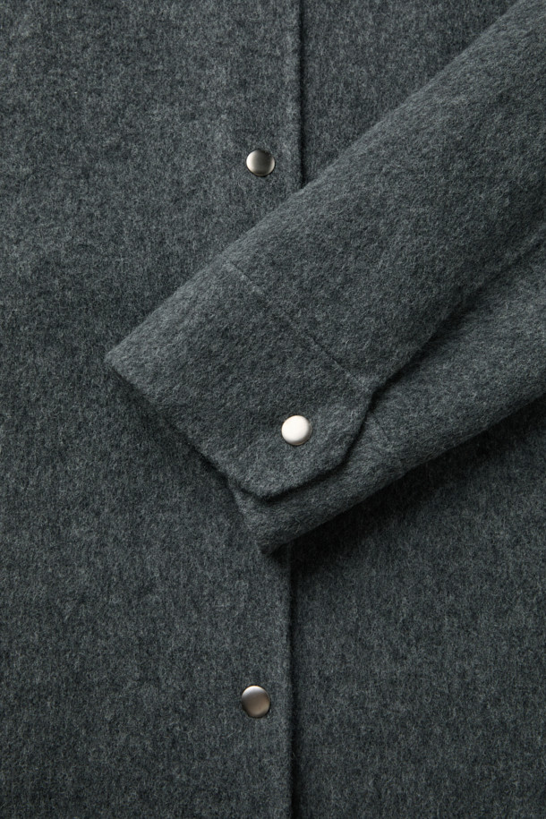 [epigram 여성] 스트랩 울 재킷은 가을과 겨울, 오피스룩과 모임룩, 출근룩에 어울리는 여성용 아우터입니다. 클래식하고 미니멀한 스타일을 추구하는 분들께 적합하며, 부드러운 울 소재와 두꺼운 두께로 따뜻함을 선사합니다. 허리 스트랩으로 허리 라인을 강조할 수 있으며, 힙을 덮는 미디엄 기장과 핸드메이드 마감, 드롭숄더 디자인이 특징입니다. 안감 처리가 되어 있어 편안한 착용감을 느낄 수 있으며, 스냅 여밈 방식에 긴 소매로 디자인되었습니다. 그레이 컬러의 무지 패턴으로 다양한 스타일 연출이 용이합니다.
