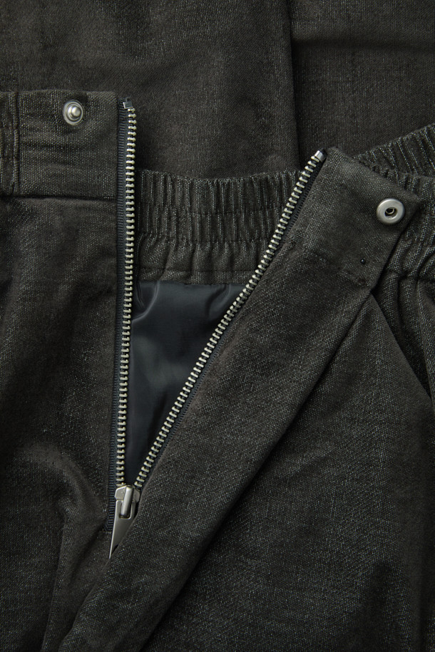 [epigram여성] 코쿤 볼륨 스커트 (set-up)는 모던하고 유니크한 스타일을 연출하는 여성용 코쿤 스커트입니다. 간절기와 겨울에 착용하기 좋으며, 블랙 컬러의 무지 디자인으로 어떤 상의와도 쉽게 매치할 수 있습니다. 풀 밴딩, 사이드 지퍼, 스냅 여밈, 양쪽 포켓, 절개 라인, 사선 주름 디테일이 돋보이며, 볼륨 핏과 풀 스커트 타입으로 편안하면서도 스타일리시한 룩을 완성합니다. 셋업으로 다양한 스타일을 연출할 수 있으며, 겨울 데일리룩, 모임룩, 출근룩 등 TPO에 맞춰 미니멀, 클래식, 시크한 분위기를 낼 수 있습니다.
