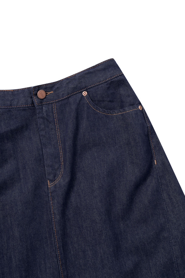 [epigram여성] 백 플리츠 데님 스커트는 부드러운 촉감의 데님, 코튼, 레이온 혼방 소재로 제작되어 편안한 착용감을 선사합니다. 네이비 컬러의 무지 디자인에 뒷면 플리츠 디테일과 A라인 핏으로 캐주얼하면서도 여성스러운 스타일을 연출합니다. 허리 뒷밴딩과 사이드 포켓, 코인 포켓, 배색 스티치, 로고 버튼 등의 섬세한 디테일이 돋보입니다. 데이트룩이나 쇼핑룩과 같이 편안하면서도 스타일리시한 룩을 연출하고 싶을 때 제격입니다. 미니멀, 클래식 스타일을 즐겨 입는 분들께 추천합니다.
