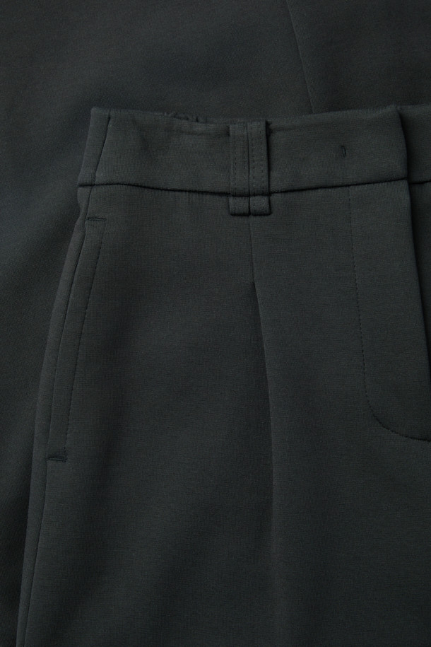 [epigram여성] 저지 맥시 스커트는 모던하고 미니멀한 스타일을 추구하는 여성들을 위한 사계절용 스커트입니다. 부드러운 촉감의 면, 폴리에스테르, 스판덱스 혼방의 이중 조직감 저지 소재(더블니트)로 제작되어 편안한 착용감을 선사합니다. 앞판 원턱 디테일과 허리 뒷면 밴딩, 루즈핏 코쿤 실루엣으로 세련된 핏을 연출하며, 뒷면 밑단 슬릿과 사이드 포켓, 더블 벨트고리로 실용성을 더했습니다. 데이트룩, 카페룩, 미니멀, 클래식, 시크 스타일을 완성하는 블랙 컬러의 맥시 스커트입니다.
