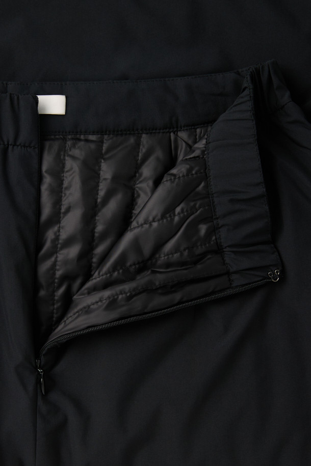 [epigram(에피그램) 여성] 패디드 볼륨 스커트는 겨울철 데일리룩과 동네 마실룩에 적합한 미니멀하고 모던한 스타일의 스커트입니다. 블랙 컬러의 폴리에스테르 소재로 제작되었으며, 가볍고 따뜻한 착용감을 위해 Comfortemp® 충전재를 사용한 패딩 안감을 더했습니다. 허리 밴딩과 사이드 포켓 디테일, 그리고 앞판 절개 디자인이 특징이며, 코쿤 및 A라인 핏으로 세련된 실루엣을 연출합니다. 두꺼운 두께감과 부드러운 촉감으로 겨울철에도 따뜻하게 입을 수 있는 볼륨핏 미니스커트입니다.
