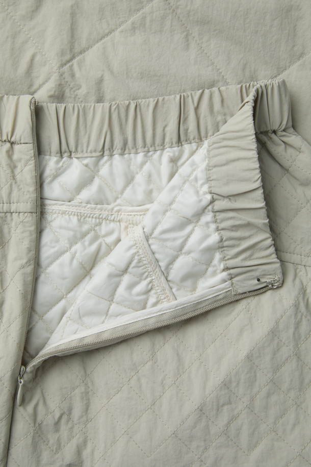 [에피그램 여성] 퀼팅 패디드 스커트는 캐주얼하고 미니멀한 겨울 데일리룩을 위한 필수 아이템입니다. A라인 플레어 핏의 볼륨감 있는 디자인으로, 부드러운 나일론 소재와 퀼팅, 코듀로이 배색 디테일이 특징입니다. 1oz 두께의 프로이덴베르크사 친환경 리사이클 충전재를 사용하여 보온성과 경량성을 동시에 갖췄습니다. 지퍼와 훅 여밈 방식에 허리 전체 밴딩, 사이드 포켓을 더해 편안함과 실용성을 높였으며, 간절기부터 겨울까지 따뜻하게 착용할 수 있습니다. 산책룩, 동네 마실룩 등 다양한 상황에서 스타일리시하게 연출해보세요.