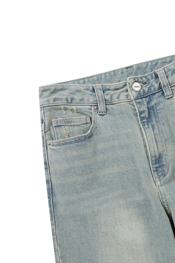 [epigram 여성] 와이드 데님 팬츠는 빈티지하면서도 캐주얼한 스타일을 연출하는 데일리 팬츠입니다. 옐로우 블루, 라이트 인디고 두 가지 컬러로 출시되었으며, 사계절 내내 착용 가능합니다. 탄탄한 데님 소재에 스판을 더해 편안한 착용감을 선사하며, 와이드핏 디자인으로 다리 라인을 더욱 돋보이게 합니다. 미드웨이스트 허리선과 YKK 지퍼, 에피그램 로고 버튼, 주름선 워싱 디테일은 물론, 한지 소재 와펜 디테일까지 더해져 소장 가치를 높였습니다. 쇼핑룩, 산책룩 등 다양한 TPO에 맞춰 미니멀하면서도 스타일리시하게 연출해보세요.
