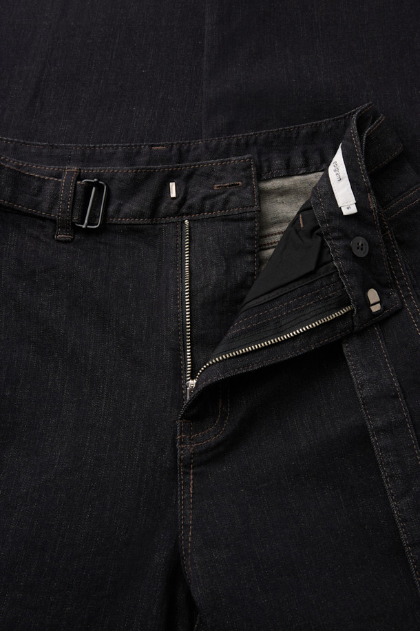 [epigram 여성] 논페이드 커브드 데님 팬츠는 도시적이고 세련된 스타일을 추구하는 여성들을 위한 데님 팬츠입니다. 인디고 컬러의 긴 기장으로, 사계절 내내 활용 가능하며, 부드러운 촉감의 데님 소재로 편안한 착용감을 선사합니다. 하이웨이스트 디자인과 아웃심 곡선 절개, 입체 핏으로 다리 라인을 더욱 돋보이게 합니다. YKK 지퍼, 후크/단추 여밈, 더블 스티치, 논페이드 원단, 스판 혼용, 벨트 옵션, 한지 와펜 디테일 등 섬세한 디테일이 돋보이는 아이템입니다. 시크, 미니멀, 클래식한 스타일을 즐겨 입는 분들께 데이트룩, 쇼핑룩으로 추천합니다.
