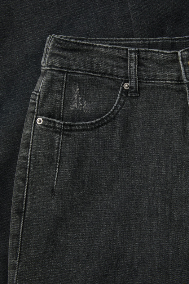 [epigram 여성] 테이퍼드 배기핏 데님 팬츠는 다크 그레이 컬러로, 캐주얼 스타일을 연출하기 좋은 데님 팬츠입니다. 허리 뒷면 밴딩으로 편안한 착용감을 제공하며, 롤업하여 다양한 스타일을 연출할 수 있습니다. 캣 브러쉬 워싱과 사이드 절개 디테일이 돋보이며, 에피그램 로고 버튼과 YKK 지퍼로 마감하여 완성도를 높였습니다. 테이퍼드와 배기핏의 조화로 트렌디하면서도 편안한 핏을 선사하며, 사계절 내내 활용 가능한 아이템입니다. 동네 마실룩, 쇼핑룩, 여행룩 등 다양한 TPO에 맞춰 미니멀하고 클래식한 스타일을 연출해보세요.
