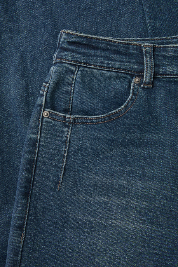 [epigram여성] 테이퍼드 배기핏 기모 데님 팬츠는 캐주얼하고 미니멀한 스타일을 추구하는 여성들을 위한 겨울철 데일리룩 필수템입니다. 다크 블루와 다크 그레이 두 가지 색상으로 출시되었으며, 부드러운 촉감의 데님, 기모, 코튼, 스판 혼방 소재로 제작되어 편안한 착용감을 선사합니다. 테이퍼드 배기핏 디자인과 캣 브러쉬 워싱, 사이드 절개 디테일이 돋보이며, 뒷밴딩 처리로 활동성을 높였습니다. 롤업하여 다양한 스타일을 연출할 수 있고, YKK 지퍼와 에피그램 로고 버튼으로 고급스러움을 더했습니다.
