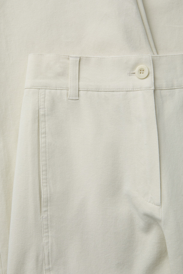 [epigram여성] 코튼 배럴레그 팬츠(Set-up)는 부드러운 면, 스판덱스 혼방 소재로 제작되어 편안한 착용감을 선사합니다. 아이보리 컬러의 무지 디자인에 얇은 두께감으로 봄, 여름, 가을 시즌에 활용하기 좋습니다. 배기핏과 루즈핏의 넉넉한 핏으로 활동성을 높였으며, 허리 밴딩과 절개 라인 디테일로 디자인 포인트를 더했습니다. 맥시 기장으로 캐주얼, 미니멀, 클래식 스타일을 연출하며, 동네 마실룩이나 카페룩으로 제격입니다.
