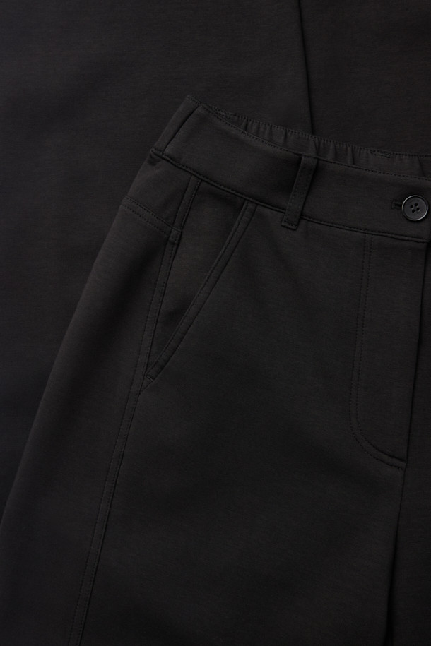 [epigram여성] 스트레이트 저지 팬츠는 부드러운 촉감의 면, 폴리에스테르, 스판덱스 혼방 소재로 제작되어 편안한 착용감을 선사합니다. 사계절 내내 활용 가능한 베이직하고 캐주얼한 스타일의 긴바지로, 밴딩 처리된 허리와 슬림핏 스트레이트 핏이 특징입니다.  더블니트 저지 원단을 사용하여 내구성을 높였으며, 사이드 라인 절개와 사이드 및 힙 포켓 디테일로 포인트를 더했습니다.  일상, 집콕, 여행 등 다양한 TPO에 맞춰 캐주얼, 미니멀, 클래식 스타일로 연출하기 좋습니다.  epigram 브랜드 라벨이 부착되어 있습니다.
