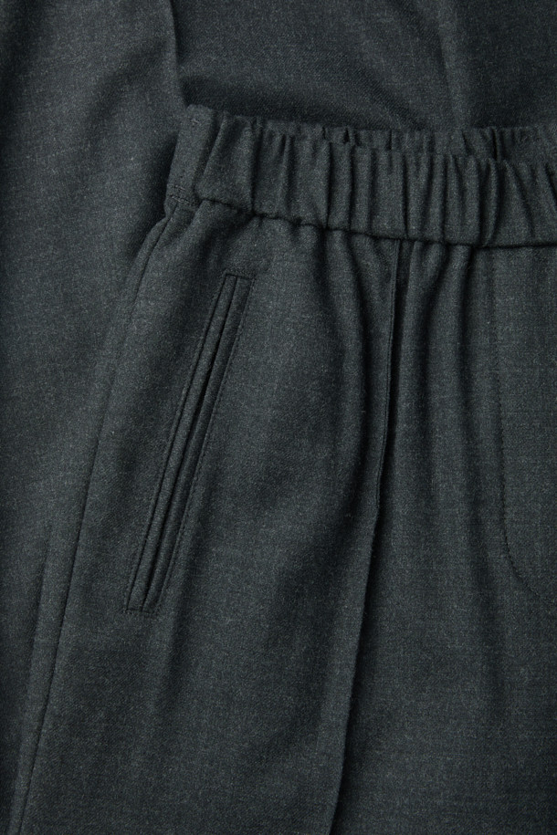 [epigram 여성] 울 와이드 팬츠는 가을, 겨울 시즌에 어울리는 여성용 바지입니다. 모던하고 베이직한 스타일로, 출근룩, 오피스룩, 겨울 데일리룩에 활용하기 좋습니다. 부드러운 울 소재와 폴리우레탄 혼방으로 제작되어 편안한 착용감을 선사하며, 루즈핏 와이드 실루엣으로 스타일리시함을 더했습니다. 핀턱 디테일과 사이드 포켓, 내부 스트링, 밴딩 처리로 실용성을 높였으며, 셋업으로도 연출 가능합니다. 차분한 그레이 컬러에 무지 패턴으로 클래식, 미니멀, 시크한 분위기를 연출해 보세요.
