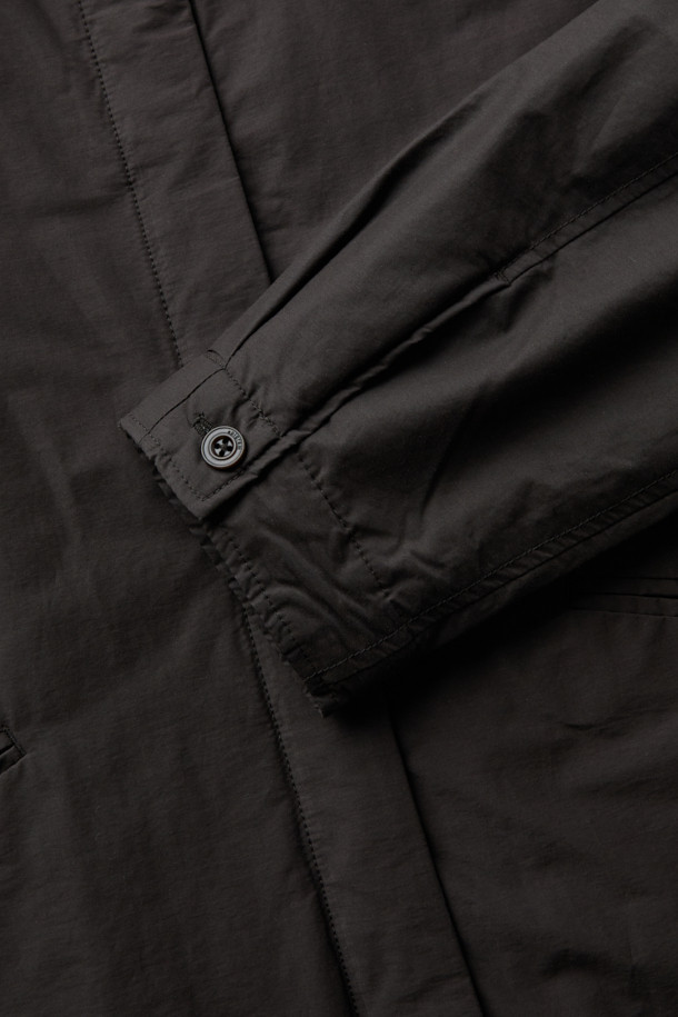 [epigram여성] 경량 패디드 셔켓은 간절기에 활용하기 좋은 여성 아우터입니다. 미니멀하고 베이직한 스타일로, 데이트룩과 카페룩에 잘 어울립니다. 블랙 컬러의 무지 디자인이며, 얇은 두께감과 부드러운 촉감의 코튼, 나일론 혼방 소재로 제작되었습니다. 히든 버튼 여밈 방식의 세미 드롭 숄더 핏이며, 경량 패딩 안감과 친환경 리사이클 충전재 Comfortemp® 1.4oz를 사용하여 보온성을 높였습니다. 세로 퀼팅, 드로우스트링 밑단, 사이드 입술 포켓, 가먼트 워싱 처리 등의 디테일이 돋보입니다.
