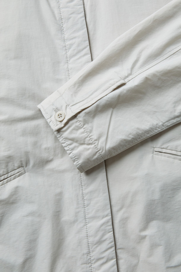 [epigram여성] 경량 패디드 셔켓은 간절기에 활용하기 좋은 여성 셔켓입니다. 아이보리와 베이지 두 가지 색상으로 출시되었으며, 미니멀하고 베이직한 스타일을 추구합니다. 세미오버핏에 셔츠칼라 디자인으로 편안하면서도 세련된 느낌을 줍니다. 코튼과 나일론 혼방 소재에 얇은 두께감으로 가볍게 착용할 수 있으며, 내부에는 보온성을 더하는 패딩 안감이 있습니다. 히든 버튼 여밈 방식과 드로우스트링 밑단, 사이드 입술 포켓, 가먼트 워싱 처리, 친환경 충전재 사용 등 섬세한 디테일이 돋보입니다. 카페룩이나 산책룩 등 다양한 일상 스타일에 매치하여 미니멀, 클래식, 캐주얼 무드를 연출해보세요.
