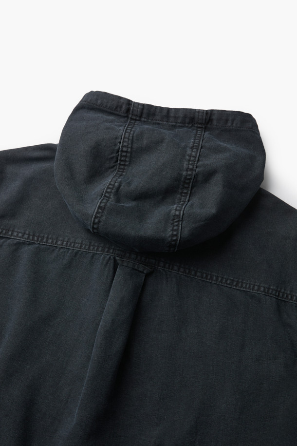 [epigram(에피그램) 여성] 그레이 후드 데님셔켓은 간절기와 겨울철에 안성맞춤인 캐주얼 스타일의 셔켓입니다. 부드러운 촉감의 데님 소재에 다크 그레이 컬러, 루즈핏으로 편안한 착용감을 선사합니다. 힙 기장의 무지 디자인으로, 세미 드롭 숄더와 사이드 포켓, 스트링, 금속 팁 장식, 더블 스티치 마감 등의 디테일이 돋보입니다. 후드 디자인과 긴 소매로 보온성을 더하며, 스냅 여밈 방식으로 간편하게 착용할 수 있습니다. 동네 마실룩이나 겨울 데일리룩에 미니멀하고 클래식한 무드로 연출해보세요.
