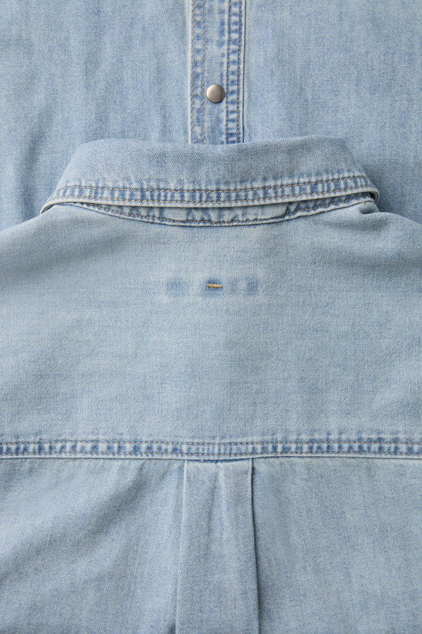 [epigram(에피그램) 여성] 인디고 데님 셔켓은 빈티지한 무드의 여성 의류입니다. 가볍고 부드러운 데님 소재로 제작되었으며, 루즈핏으로 편안한 착용감을 선사합니다. 셔츠 칼라와 긴 소매, 가슴 아웃포켓과 사이드 포켓으로 실용성을 더했으며, 브러쉬 워싱, 더블 스티치, 세미 드롭 숄더, 뒷판 턱 디테일 등 섬세한 디테일이 돋보입니다. 간절기 및 겨울철, 동네 마실룩이나 데일리룩으로 캐주얼하고 클래식하게 연출하기 좋습니다. 스냅 여밈 방식으로 간편하게 착용할 수 있습니다.
