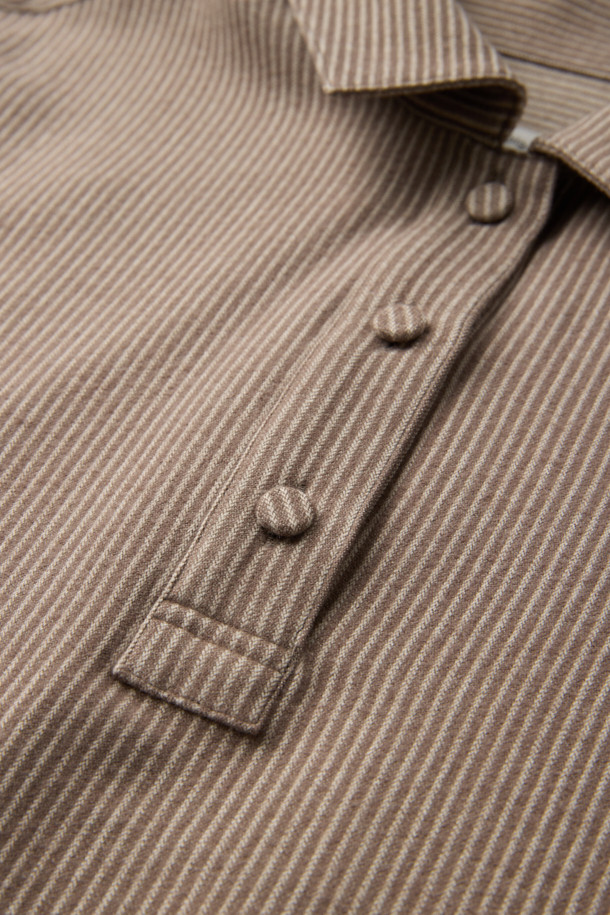 [epigram(에피그램) 여성] 플란넬 스트라이프 셔츠는 부드러운 플란넬 소재로 제작되어 겨울철에도 따뜻하게 착용할 수 있습니다. 멜란지 브라운과 화이트 컬러의 스트라이프 패턴이 베이직하면서도 클래식한 분위기를 연출합니다. 루즈핏으로 편안함을 더하고, 긴소매와 칼라 디자인으로 포멀한 느낌을 줍니다. 반오픈 스타일과 싸개 단추 마감, 뒷면 셔링 디테일이 돋보이며, 겨울 데일리룩이나 카페룩에 잘 어울립니다.
