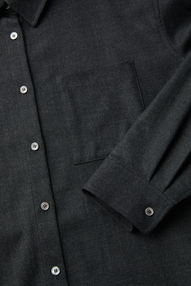 [epigram 여성] 울 스트랩 셔츠 (Set-up)는 간절기, 겨울 시즌에 착용하기 좋은 여성 셔츠입니다. 부드러운 울 소재로 제작되어 따뜻하고 포근한 착용감을 선사하며, 루즈핏에 셔츠 칼라 디자인으로 편안하면서도 세련된 느낌을 줍니다. 블랙 컬러에 무지 패턴으로 미니멀하고 베이직한 스타일을 연출하며, 드롭숄더와 긴소매, 스트링 디테일, 가슴 아웃포켓, 가죽 팁 장식으로 포인트를 더했습니다. 출근룩, 겨울 데일리룩, 모임룩 등 다양한 TPO에 활용 가능하며, 클래식, 미니멀, 시크 무드를 즐기는 분들께 추천합니다. 세트업으로도 활용하여 더욱 스타일리시하게 연출할 수 있습니다.
