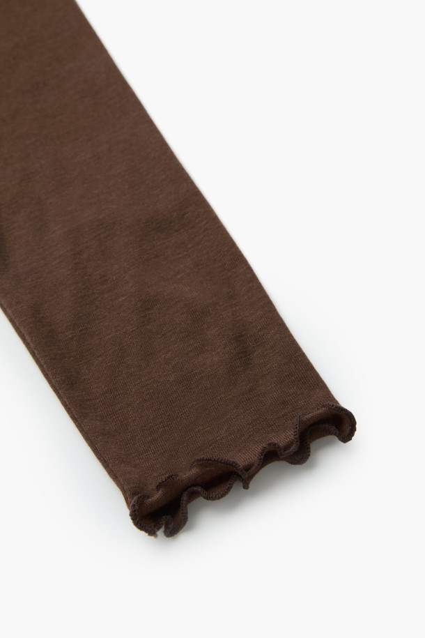 [epigram여성] 울 혼방 레이어드 라운드 티셔츠는 간절기에 적합한 여성 티셔츠입니다. 브라운 컬러의 울 혼방 소재로 제작되어 부드러운 촉감을 자랑하며, 슬림핏 디자인으로 여성스러운 실루엣을 연출합니다. 웨이브 패턴과 긴 소매, 레이어드 스타일이 특징이며, 단독 착용 또는 이너로 활용 가능합니다. 라운드넥으로 편안함을 더했으며, 데이트룩, 카페룩, 클래식, 미니멀, 캐주얼 등 다양한 스타일 연출에 용이합니다. 특히 신축성이 있어 활동성을 높여 줍니다.
