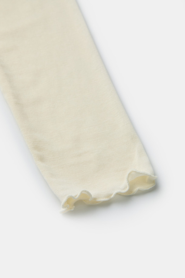 [epigram 여성] 울혼방 레이어드 라운드 티셔츠는 간절기에 적합한 베이직 스타일의 여성 티셔츠입니다. 아이보리 색상의 슬림핏으로, 부드러운 울 혼방 소재로 제작되어 편안한 착용감을 선사합니다. 레이어드 스타일로 디자인되어 단독 착용은 물론, 다양한 스타일링에 활용하기 좋습니다. 라운드넥과 긴 소매, 그리고 매단과 뒷 중심 웨이브 디테일이 특징이며, 데이트룩과 카페룩에 잘 어울립니다. 이너로 활용하기에도 적합합니다.
