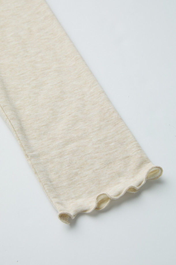 [epigram 여성] 울 혼방 레이어드 터틀넥 티셔츠는 겨울철 따뜻함과 스타일을 동시에 잡을 수 있는 베이직한 디자인의 여성 티셔츠입니다. 부드러운 촉감의 울 혼방 소재로 제작되어 보온성이 뛰어나며, 레귤러 핏으로 편안하게 착용할 수 있습니다. 아이보리 컬러의 무지 디자인에 긴 소매와 두꺼운 두께감으로 포근함을 더했습니다. 레이어드 스타일을 연출하기 좋으며, 슬릿 디테일과 웨이브 소매단이 특징입니다. 겨울 데일리룩이나 집콕룩에 활용하기 좋은, 클래식, 미니멀, 캐주얼 스타일을 아우르는 아이템입니다.
