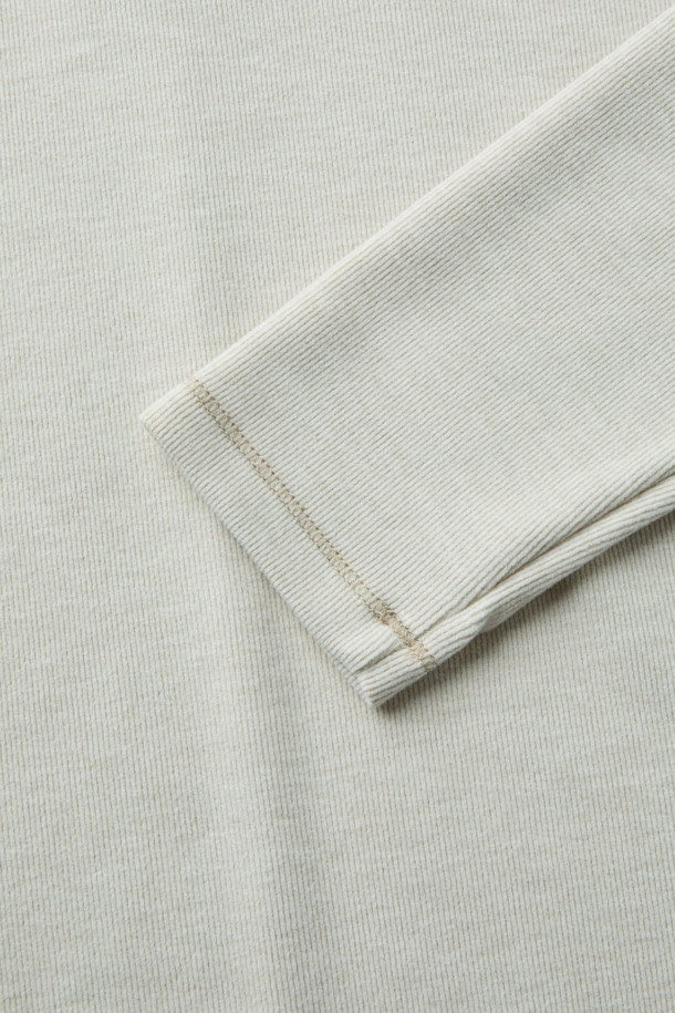 [epigram여성] 소프트 후드 티셔츠는 부드러운 촉감의 면, 레이온 혼방 소재로 제작되어 간절기부터 겨울까지 포근하게 착용할 수 있습니다. 아이보리와 화이트 두 가지 색상으로 출시되었으며, 베이직하고 캐주얼한 스타일을 연출하기 좋습니다. 스탠다드핏의 크롭 기장으로, 드롭숄더 디자인과 후드 안쪽 배색 디테일이 특징입니다. 안감은 없으며, 보온 기능을 갖춘 긴 소매 후드 티셔츠입니다. 집콕룩이나 캐주얼, 미니멀 스타일을 즐겨 입는 여성에게 추천합니다.
