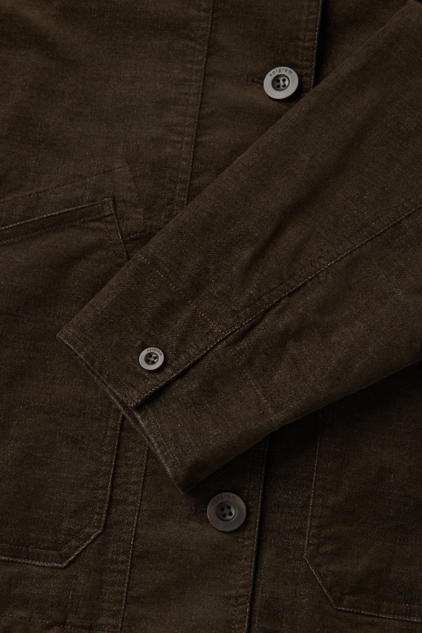 [epigram 여성] 카라넥 패디드 점퍼는 간절기와 초겨울에 착용하기 좋은 여성용 점퍼입니다. 브라운 컬러의 무지 디자인으로 클래식, 매니시, 캐주얼 등 다양한 스타일을 연출할 수 있습니다. 부드러운 촉감의 폴리에스테르 소재에 촘촘한 퀼팅 구조와 라글란 소매, 스트링 밑단 디테일이 돋보입니다. 오픈 포켓과 카라넥 디자인, 리사이클 충전재 Comfortemp®를 사용하여 보온성을 높였습니다. 겨울 데일리룩, 모임룩, 출근룩 등 폭넓은 TPO에 활용하기 좋은 레귤러핏의 두꺼운 점퍼입니다.
