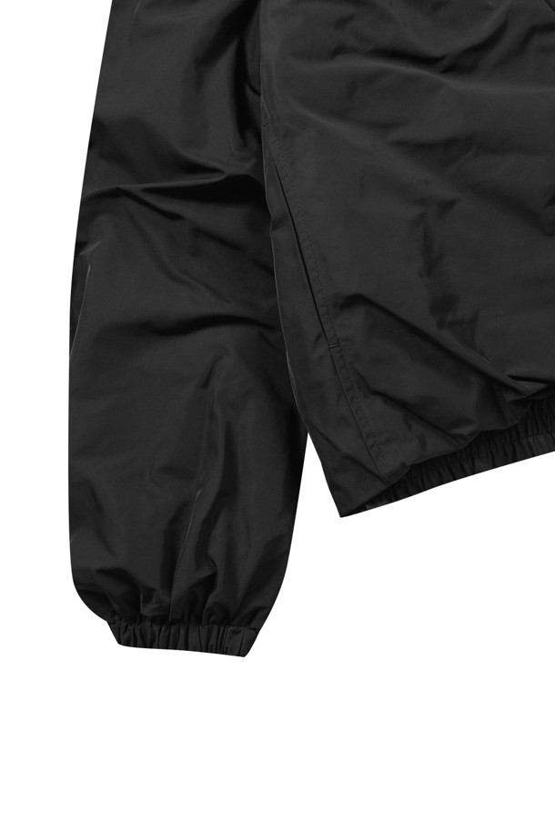 [epigram(에피그램) 여성] 패디드 셔링 점퍼는 간절기와 초겨울, 겨울 데일리룩에 어울리는 여성스러운 스타일의 아우터입니다. 부드러운 메모리 폴리 소재로 제작되었으며, 엉덩이를 덮는 기장에 레귤러핏으로 편안하게 착용 가능합니다. 블랙 색상의 무지 디자인으로 미니멀, 클래식, 캐주얼 등 다양한 스타일을 연출할 수 있습니다. 벌룬 소매와 셔링 디테일, 퀼팅, 리브드 밴딩 디자인이 돋보이며, 투웨이 지퍼 여밈 방식으로 실용성을 더했습니다. 안감은 패딩 처리되어 보온성을 높였습니다.
