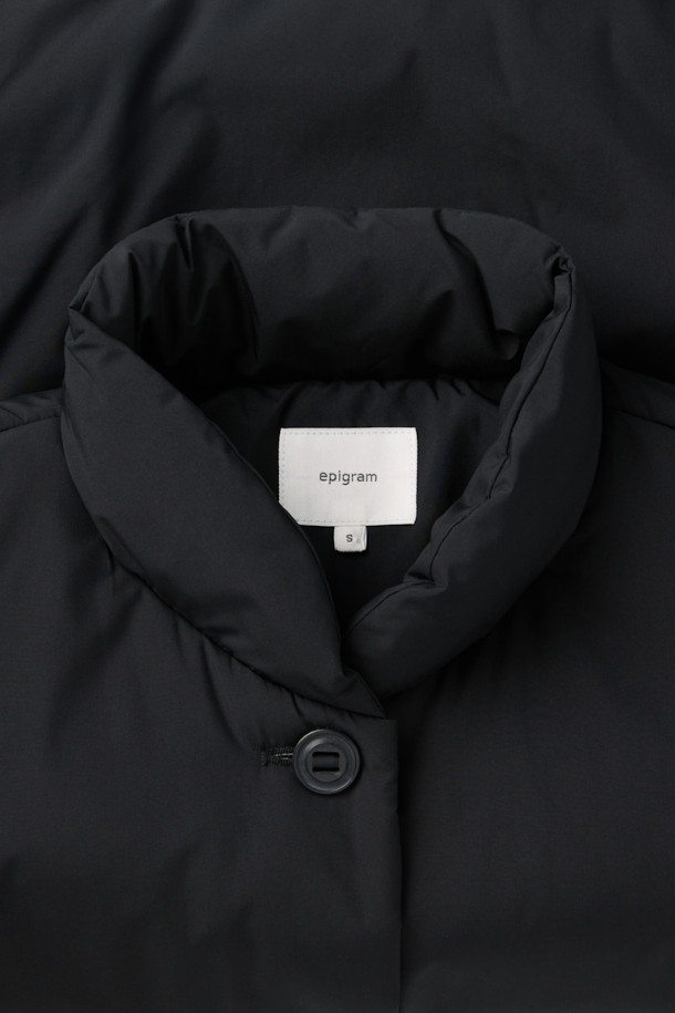 [epigram(에피그램) 여성] 하이넥 패딩 점퍼(머플러set)는 미니멀한 스타일을 추구하는 여성 고객을 위한 겨울철 필수 아우터입니다. 보온성과 경량성을 갖춘 이 패딩 점퍼는 부드러운 촉감의 나일론 소재와 두꺼운 두께감으로 제작되었습니다. 하이넥 디자인과 머플러 세트 구성으로 더욱 따뜻하고 포근한 착용감을 제공하며, 드롭숄더, 볼륨감 있는 실루엣, 소매 턱 디테일, 엘라스틱 밴딩, 드로우스트링 등의 특징으로 스타일리시함을 더했습니다. 숏 기장의 오버핏으로 다양한 룩에 매치하기 좋으며, 출근룩과 모임룩 등 TPO에 구애받지 않고 폭넓게 활용할 수 있습니다.
