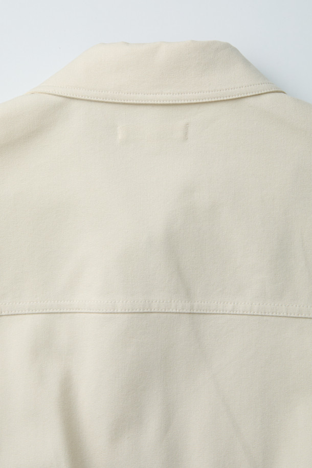 [epigram 여성] 숏 블루종 코튼 점퍼(Set-up)는 면 소재로 제작되어 부드러운 촉감을 선사하는 여성용 캐주얼 블루종입니다. 숏 기장의 레귤러핏으로 래글런 소매와 지퍼형 여밈 방식을 갖추고 있으며, 간절기나 가을에 착용하기 좋습니다. 스트링 디테일과 사이드 포켓이 있어 실용성을 더했으며, 무지 디자인으로 미니멀하고 클래식한 스타일을 연출합니다. 산책룩이나 데이트룩에 다양하게 활용할 수 있으며, 스트레치성이 있어 편안한 착용감을 제공합니다.
