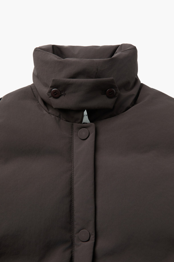 [epigram 여성] 카라 숏다운 점퍼는 미니멀하고 클래식한 스타일을 추구하는 여성들을 위한 겨울철 필수 아이템입니다. 부드러운 촉감의 폴리에스테르 소재와 두꺼운 두께감으로 뛰어난 보온성을 제공하며, 방수 기능까지 갖춰 눈, 비로부터 안전하게 보호해줍니다. 카라넥 디자인과 넌퀼팅 스타일로 세련된 분위기를 연출하며, 덕다운 충전재와 히든 포켓, 고밀도 원단, 형태 안정성 등 섬세한 디테일이 돋보입니다. 출근룩으로도 손색없는 레귤러핏의 브라운 컬러 숏다운 점퍼로, 긴 소매와 지퍼 및 스냅 여밈 방식을 통해 편안하게 착용할 수 있습니다.
