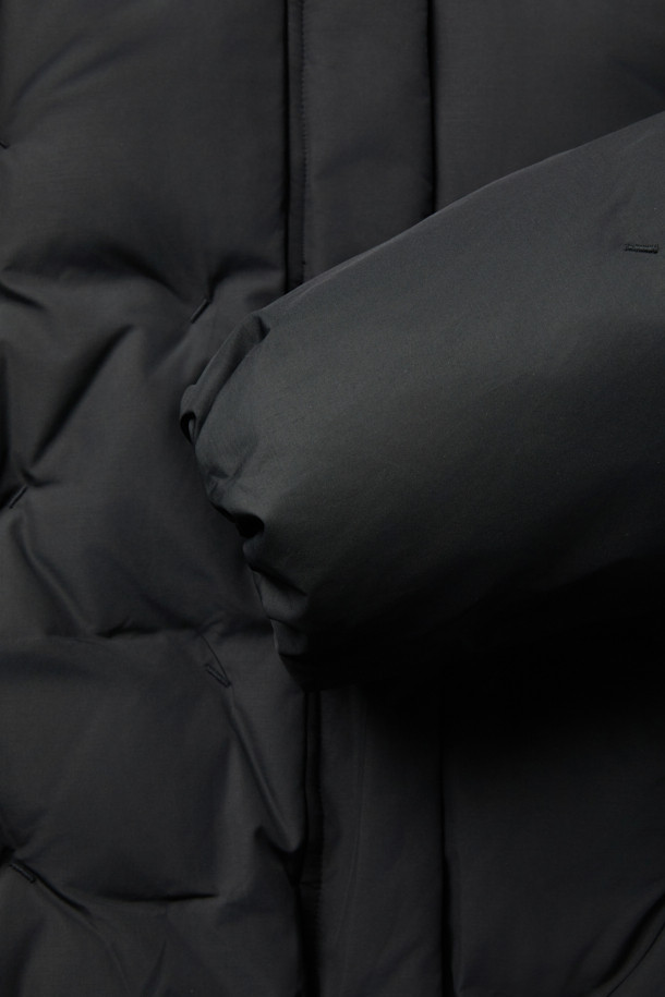 [epigram(에피그램) 여성] 후드 스티치 숏 다운은 미니멀하고 시크한 스타일을 추구하는 여성들을 위한 겨울철 필수 아우터입니다. 숏 기장과 코쿤 실루엣으로 세련된 핏을 연출하며, 드롭 숄더 디자인으로 편안함을 더했습니다. 블랙 컬러에 스티치 패턴이 은은하게 포인트가 되어 일상 및 출근룩에 모두 잘 어울립니다. 덕다운 충전재로 보온성을 높였으며, 방풍 기능과 밑단 밴딩, 소맷단 엘라스틱 밴딩, 드로우스트링, 하이넥, 히든 포켓 등의 디테일로 실용성을 더했습니다. 지퍼와 스냅 여밈 방식으로 간편하게 착용 가능하며 사이즈 조절이 용이합니다.
