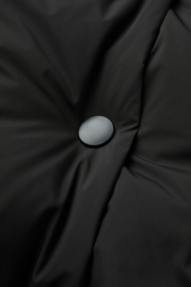 [epigram 여성] 숄카라 미들 다운은 미니멀하고 우아한 스타일을 추구하는 여성들을 위한 겨울철 필수 아이템입니다. 부드러운 촉감의 나일론 소재와 두꺼운 두께로 뛰어난 보온성을 제공하며, 숄 카라 디자인이 세련된 분위기를 연출합니다. 루즈핏으로 편안한 착용감을 선사하며, 히든 포켓, 드로우스트링, 넌퀼팅, 덕다운 충전재, 초경량, 고밀도 안감 등의 디테일이 돋보입니다. 블랙 컬러의 무지 디자인으로 출근룩, 모임룩 등 다양한 TPO에 활용 가능하며, 미니멀, 클래식, 시크한 스타일을 완성합니다. 스냅 및 더블 버튼 여밈 방식으로, 긴 소매 기장의 미디엄 기장 아우터입니다.
