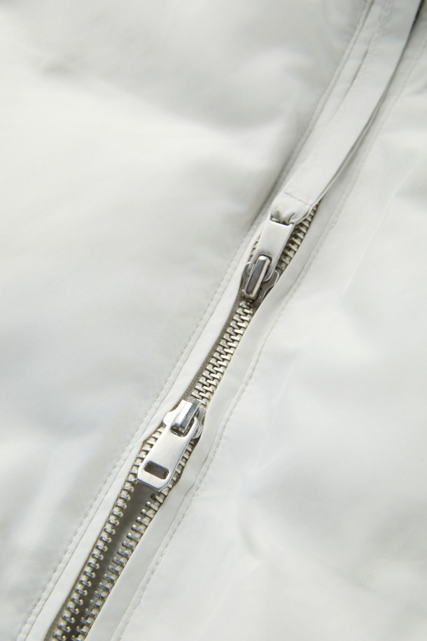 [epigram(에피그램) 여성] 스트링 다운 베스트는 간절기부터 겨울까지 폭넓게 활용 가능한 여성용 베스트입니다. 화이트 컬러의 무지 디자인으로, 캐주얼 및 베이직 스타일을 선호하는 분들께 적합합니다. 세미 오버핏으로 편안하게 착용 가능하며, 덕다운 충전재와 두꺼운 두께감으로 뛰어난 보온성을 제공합니다. 후드, 스트링 디테일, 사이드 포켓, 지퍼형 여밈 방식이 특징이며, 경량 소재로 제작되어 활동성을 높였습니다. 겨울철 데일리룩, 산책룩, 여행룩 등 다양한 TPO에 맞춰 미니멀하고 클래식한 스타일을 연출해보세요.
