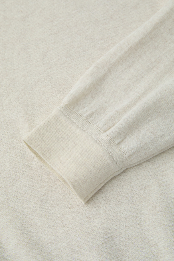 [epigram(에피그램) 여성] 시어 니트 맨투맨은 여름과 간절기에 활용하기 좋은 여성용 상의입니다. 아이보리와 화이트 두 가지 색상으로 출시되었으며, 베이직하고 미니멀한 스타일을 추구하는 분들께 적합합니다. 면과 나일론 혼방의 시어 소재로 제작되어 부드러운 촉감과 통기성을 제공하며, 얇은 두께감으로 시원하게 착용할 수 있습니다. 래글런 소매와 밀라노 조직, 배색 레터링 자수 디테일이 특징이며, 루즈핏 라운드넥 디자인으로 데이트룩, 카페룩 등 다양한 TPO에 맞춰 연출할 수 있습니다. 블루종 스타일로도 활용 가능하여 미니멀, 클래식, 캐주얼 등 폭넓은 스타일을 소화할 수 있습니다.
