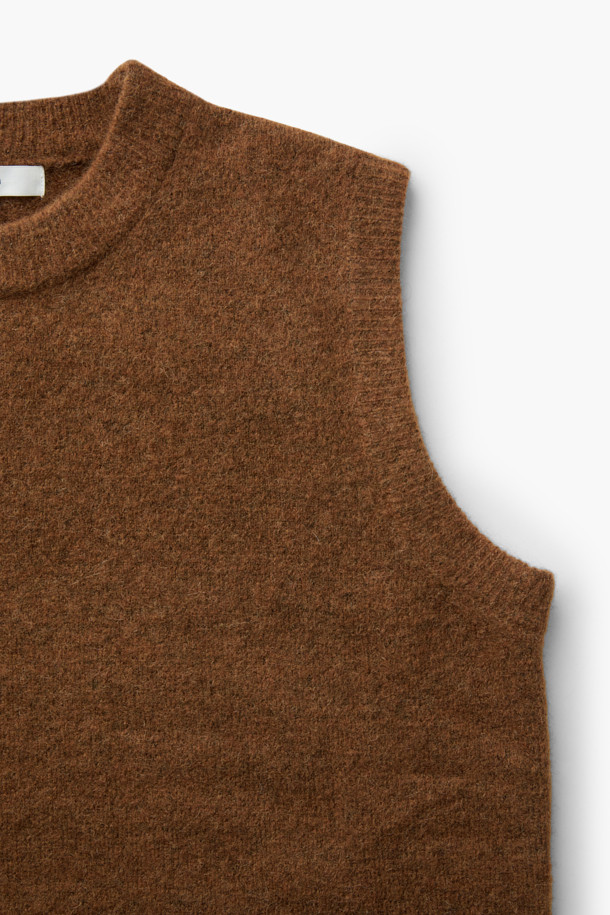 [epigram여성] 슬릿 디테일 니트 베스트는 간절기부터 초겨울까지 포근하게 착용하기 좋은 여성 니트 베스트입니다. 부드러운 알파카, 울, 나일론, 스판 혼방 소재로 제작되어 가볍고 포근한 착용감을 선사합니다. 라운드넥 디자인에 루즈핏으로 편안한 착용감을 제공하며, 브라운 컬러와 미니멀한 스타일이 특징입니다. 양 옆 슬릿 디테일이 돋보이며, 다양한 룩에 레이어드하여 클래식하면서도 세련된 스타일을 연출할 수 있습니다. 민소매 기장으로 간절기에는 단독으로, 초겨울에는 아우터와 함께 매치하여 활용하기 좋습니다.
