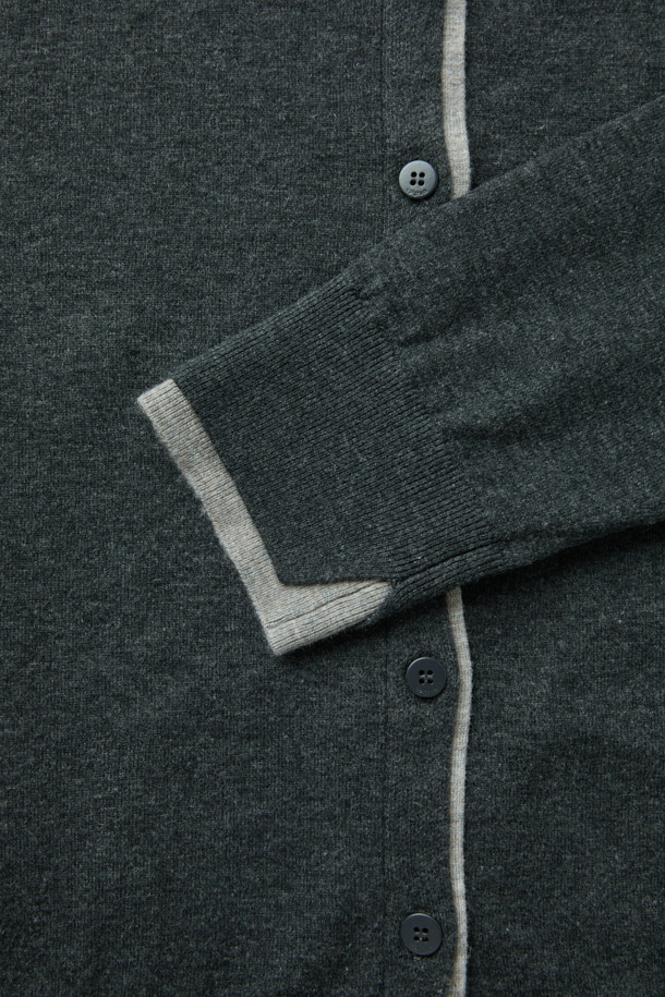 [epigram 여성] 레이어드 배색 가디건은 차콜과 연그레이 두 가지 색상으로 출시된 여성용 니트/스웨터입니다. 간절기와 초겨울에 적합하며, 부드러운 니트 소재와 유연한 촉감이 특징입니다. 라운드넥에 레귤러핏으로 디자인되었으며, 레이어드 디자인과 소매 안쪽 트임 디테일이 세련된 무드를 더합니다. 두꺼운 두께감과 리브 조직 마감으로 보온성을 높였으며, 블루종 스타일 연출도 가능하여 데일리, 일상, 카페룩, 가을 나들이룩 등 다양한 TPO에 활용하기 좋습니다. 클래식, 미니멀, 캐주얼 스타일을 즐겨 입는 여성에게 추천합니다.
