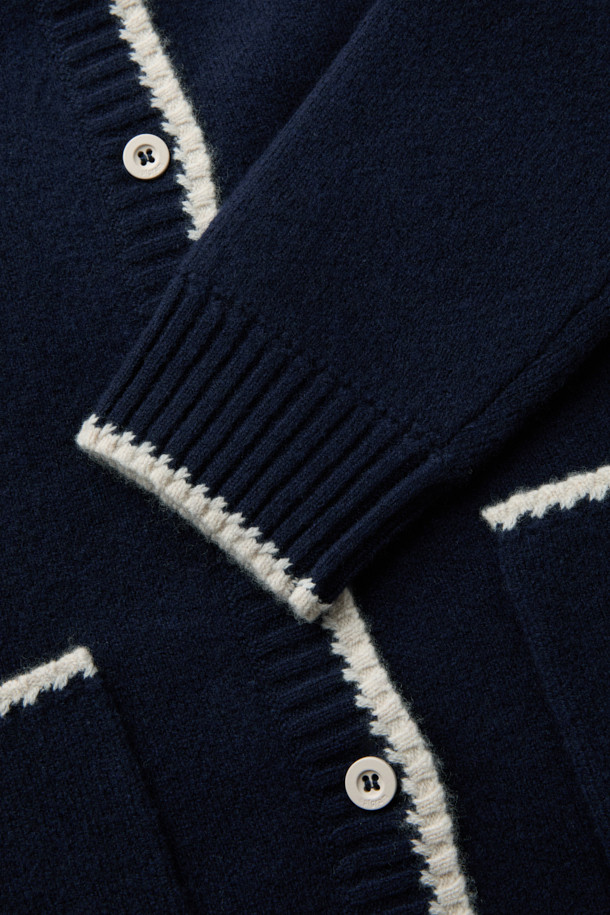 [epigram**여성**] 울 스티치 카라 가디건은 간절기부터 초겨울까지 포근하게 착용하기 좋은 여성 니트 가디건입니다. 울 100% 소재로 제작되어 부드러운 촉감을 선사하며, 슬림핏 디자인으로 여성스러운 실루엣을 연출합니다. 네이비와 화이트 두 가지 색상으로 출시되었으며, 핸드 스티치 디테일, 배색 포인트, 아웃포켓, 래글런 소매 등 섬세한 디자인이 돋보입니다. [epigram] 레터링 로고와 블루종 형태의 마감으로, 클래식하면서도 미니멀한 무드를 자아내 데이트룩, 카페룩, 겨울 데일리룩 등 다양한 TPO에 활용하기 좋습니다.
