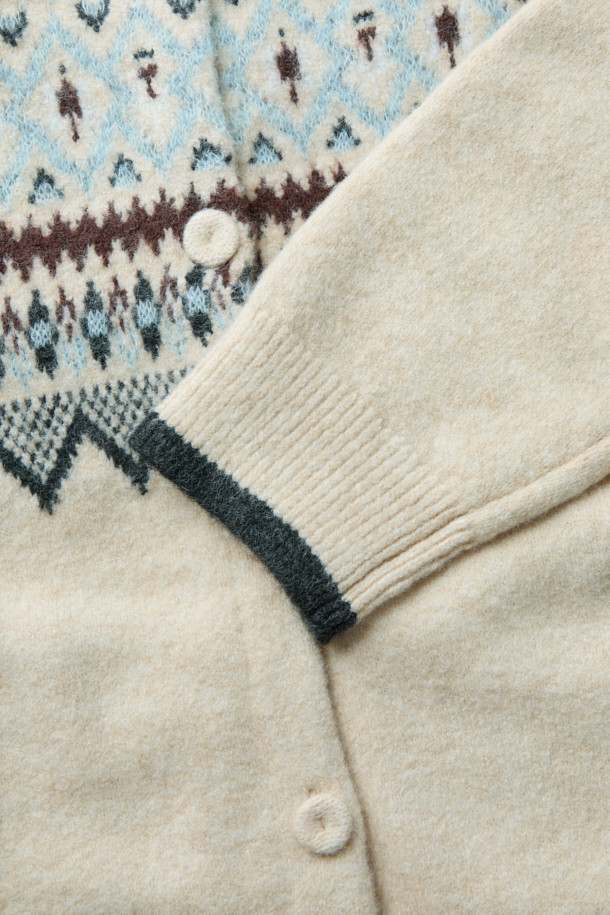 [epigram여성] 노르딕 패턴 라운드 가디건은 포근한 겨울 스타일을 완성하는 아이보리 컬러의 니트 가디건입니다. 래글런 소매와 립조직 마감으로 편안한 착용감을 선사하며, 부드러운 촉감의 두꺼운 니트 소재가 특징입니다. 노르딕 패턴과 사이드 포켓, 싸개 단추, 배색 포인트 디테일이 캐주얼한 무드를 더합니다. 라운드넥에 오버핏으로 제작되어 겨울 데일리룩, 집콕룩, 산책룩 등 다양한 TPO에 활용하기 좋습니다.
